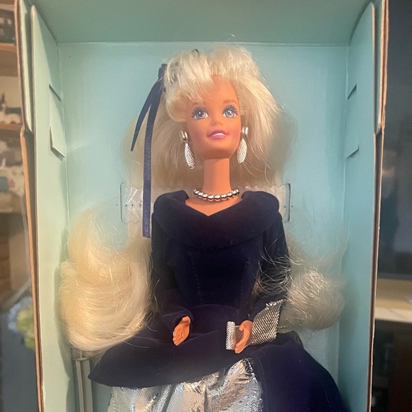 Vintage 1995 Winter Velvet Barbie NIB - Picture 1 of 2